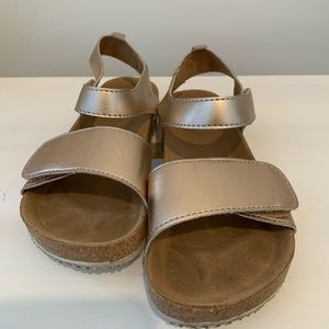 H&M toddler/girls blush gold sandals. Size 9.5